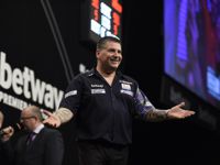 Gary Anderson lieferte sich mit Michael van Gerwen ein Duell auf Augenhöhe