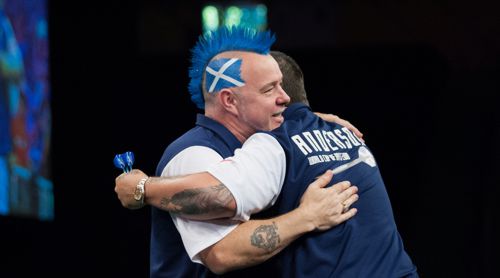 Gary Anderson umarmt Peter Wright