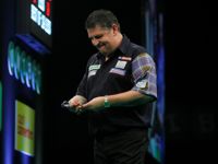 Gary Anderson sucht bei seinem Darts nach einem Grund für seine Leistung