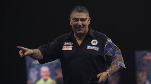 Gary Anderson zeigt nach rechts