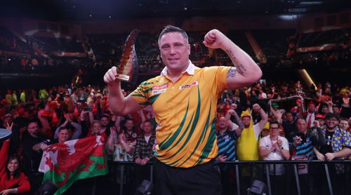 Gerwyn Price mit dem Pokal des Australian Darts Masters