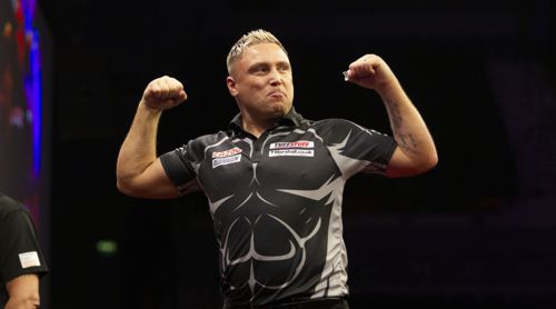 Gerwyn Price zeigt seinen Bizeps