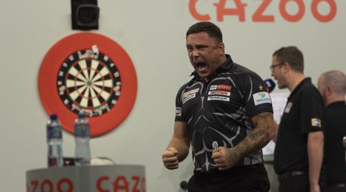 Gerwyn Price vor dem Schild des Sponsors Cazoo