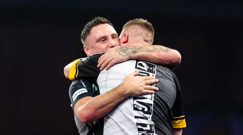 Gerwyn Price umarmt Chris Dobey