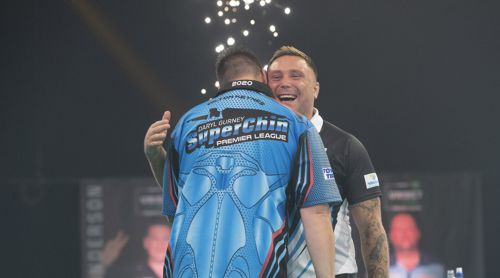 Gerwyn Price und Daryl Gurney freundschaftlich