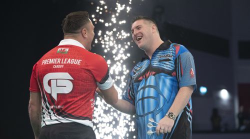 Gerwyn Price und Daryl Gurney freundschaftlich