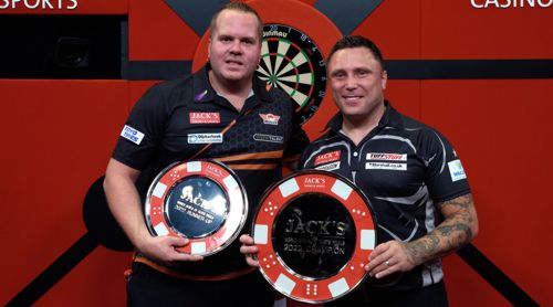 Gerwyn Price und Dirk van Duijvenbode mit Pokalen