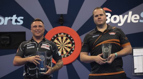 Gerwyn Price und Dirk van Duijvenbode mit Pokalen