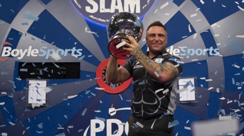 Gerwyn Price mit dem Pokal zu Ehren von Eric Bristow