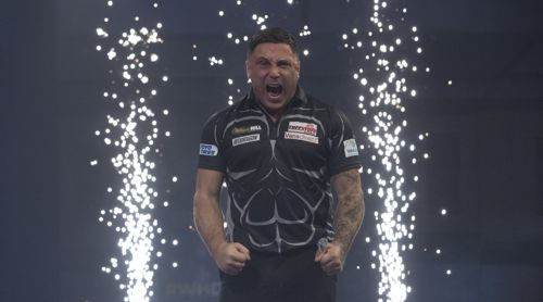 Gerwyn Price mit Feuerwerk