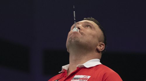 Gerwyn Price mit Darts-Flight im Mund