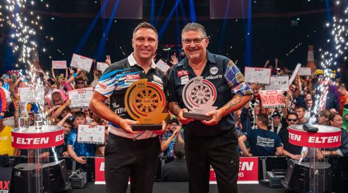 Gerwyn Price und Gary Anderson mit den Pokalen der European Tour
