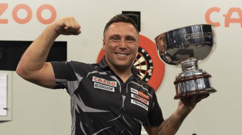 Gerwyn Price mit dem Pokal des Grand Slam