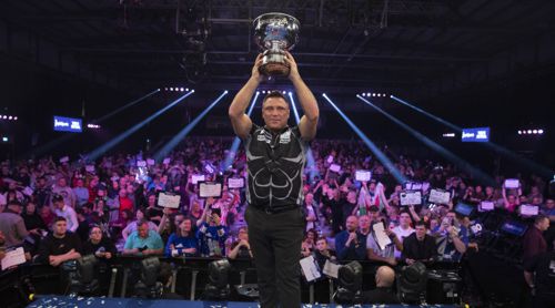 Gerwyn Price mit der Eric Bristow-Trophy