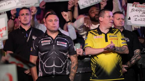 Gerwyn Price hält die Hände in den Hosentaschen warm