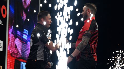 Gerwyn Price und Joe Cullen mit Feuerwerk