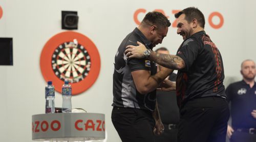 Gerwyn Price und Jonny Clayton freundschaftlich