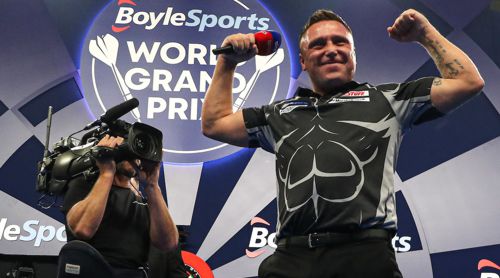 Gerwyn Price lässt vor Kameras die Muskeln spielen