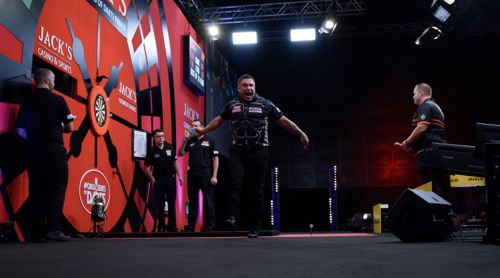 Gerwyn Price versenkt den Matchdart