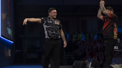 Michael Smith gratuliert Gerwyn Price zum 9-Darter