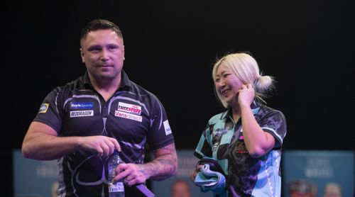 Gerwyn Price und Weltmeisterin Mikuru Suzuki