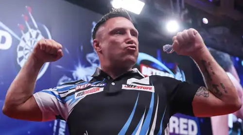 Gerwyn Price zeigt seine Muskeln