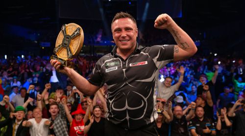 Gerwyn Price mit dem Pokal des Siegers