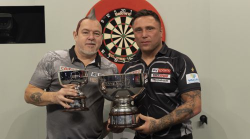 Gerwyn Price und Peter Wright mit den Eric Bristow-Pokalen