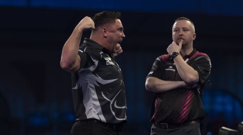 Ritchie Edhouse sieht Gerwyn Price verwundert an