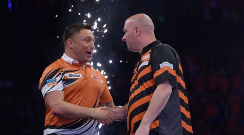 Gerwyn Price und Rob Cross mit orange farbenen Dartshirts