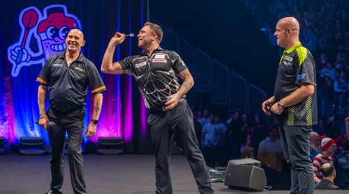 Gerwyn Price, Michael van Gerwen und Russ Bray haben Spaß