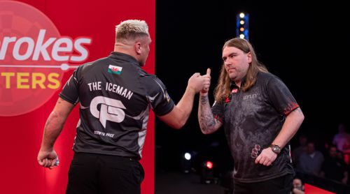 Gerwyn Price und Ryan Searle respektvoll