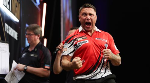 Gerwyn Price mit dem Schreiber im Hintergrund