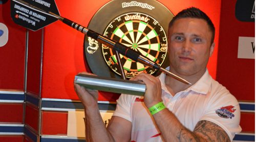 Gerwyn Price mit dem Riesen-Dartpfeil als Pokal