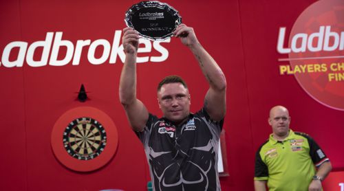 Gerwyn Price erhält für den zweiten Platz der Players Championship Finals die obligatorische Silberschale