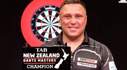 Gerwyn Price mit dem Pokal des New Zealand Darts Masters