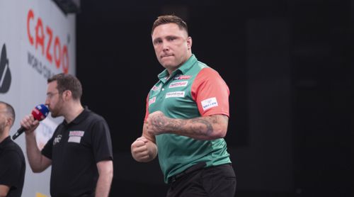Gerwyn Pric stolz im Trikot von Wales