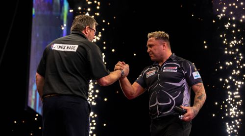 Gerwyn Price mit blond gefärbten Haaren