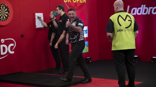 Michael van Gerwen schaut Gerwyn Price beim Jubeln zu