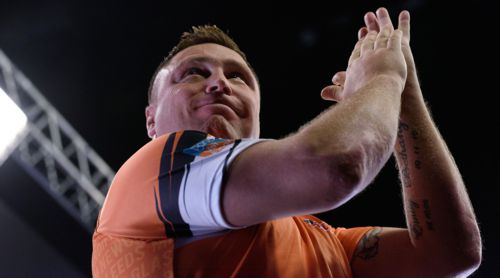 Gerwyn Price mit ungewohnt orangem Dartshirt