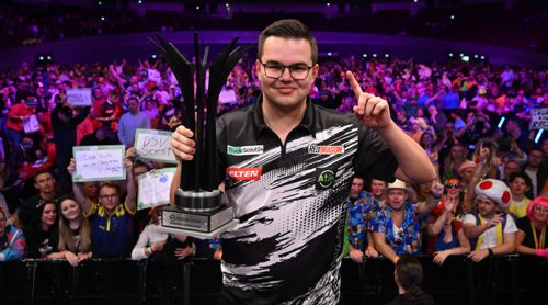 Gian van Veen mit dem Pokal des Europameisters Gian van Veen mit dem Pokal des Europameisters