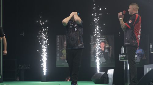 Glen Durrant mit dem Pokal der Premier League