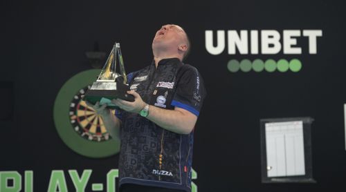 Glen Durrant mit dem Pokal der Premier League