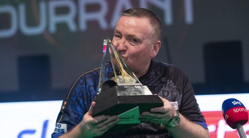 Glen Durrant mit dem Pokal der Premier League Darts