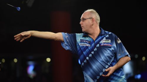 Ian White hat beim Abwurf des Darts einen völiig durchgestreckten Arm - so soll es sein