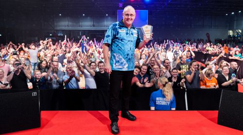 Ian White vor den holländischen Dartfans