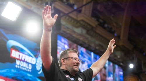 James Wade reißt die Arme hoch