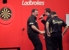 Darren Webster musste sich in der ersten Runde der PDC Darts WM 2014 James Wade mit 2:3 geschlagen geben