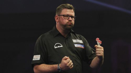 James Wade spaziert nach seinem 3:0 Sieg über Ronny Huybrechts in die zweite Runde der Dart Weltmeisterschaft 2017