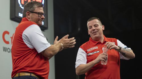 James Wade applaudiert seinem Partner Dave Chisnall